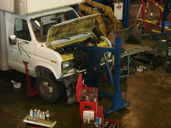 285_Ford_E350_truck_cubevan_new_V8_engine_removal_b