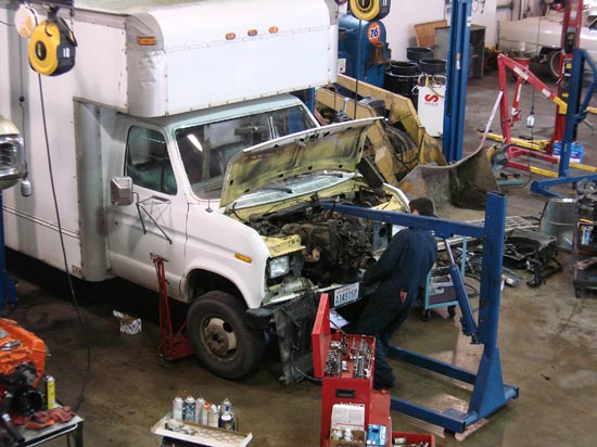 288_Ford_E350_truck_cubevan_V8_engine_removal4