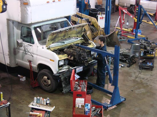 291_Ford_E350_truck_cubevan_V8_engine_removal7