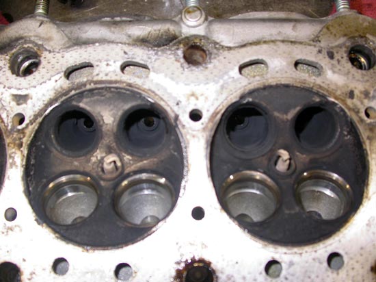 21_HEMI_engine_4_valves_per_cylinder_underside