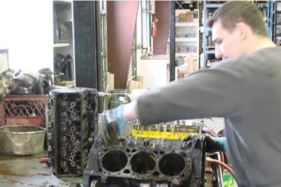 24_Canada_Engines_V6_engine_disassembly